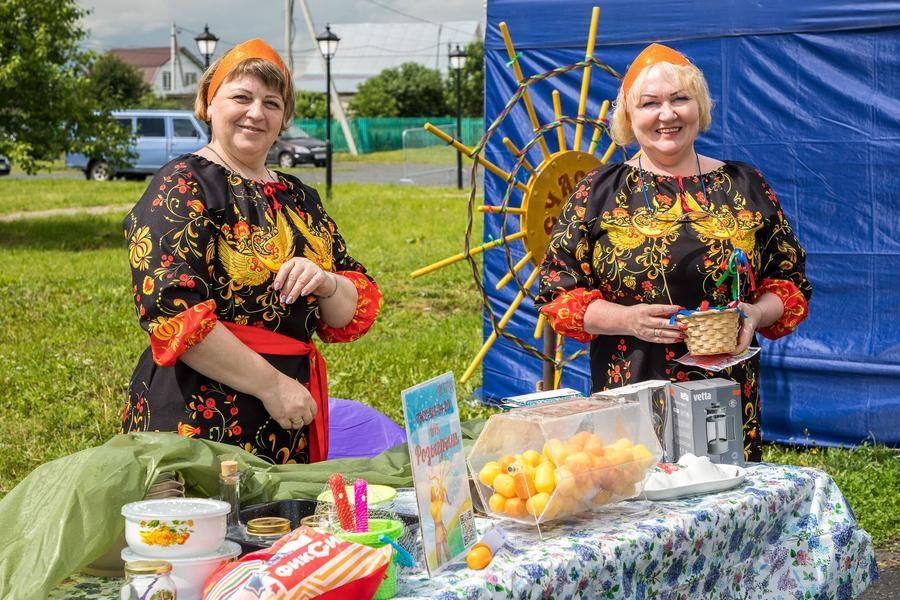 On the central alley, specialists from the Komsomolsky settlement’s House of Culture are stationed