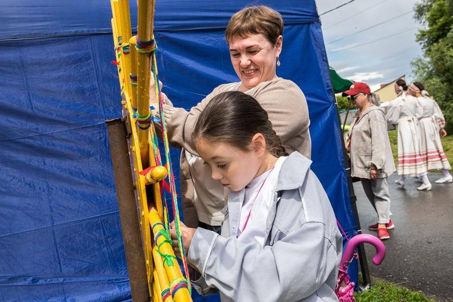 One of the symbolic prizes is the chance to tie a ribbon on the Wheel of Fortune
