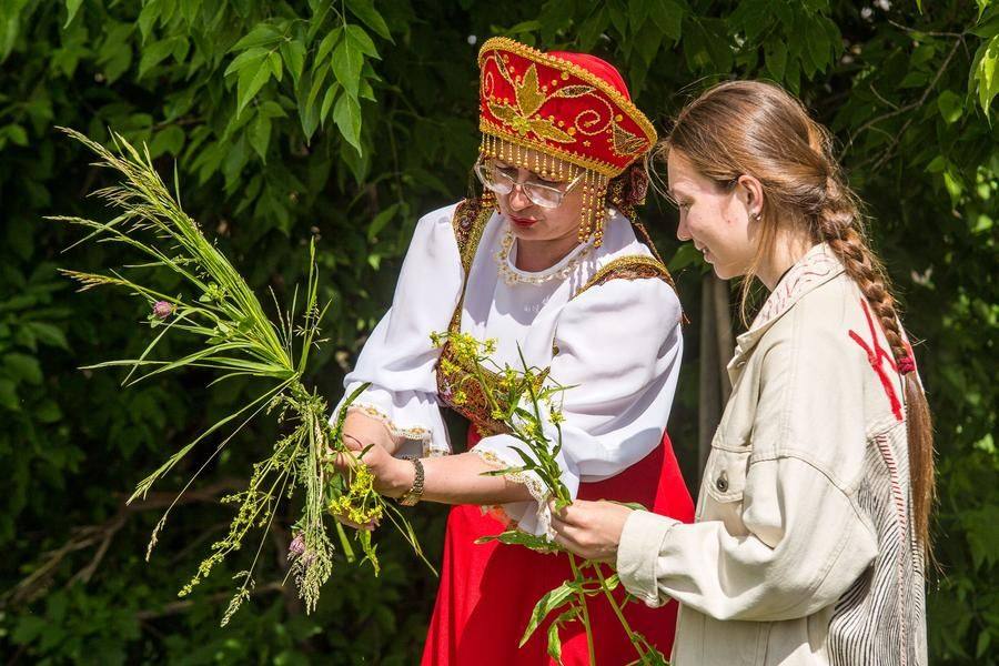For girls, wreath‑weaving is the first step toward mastering other traditionally female crafts