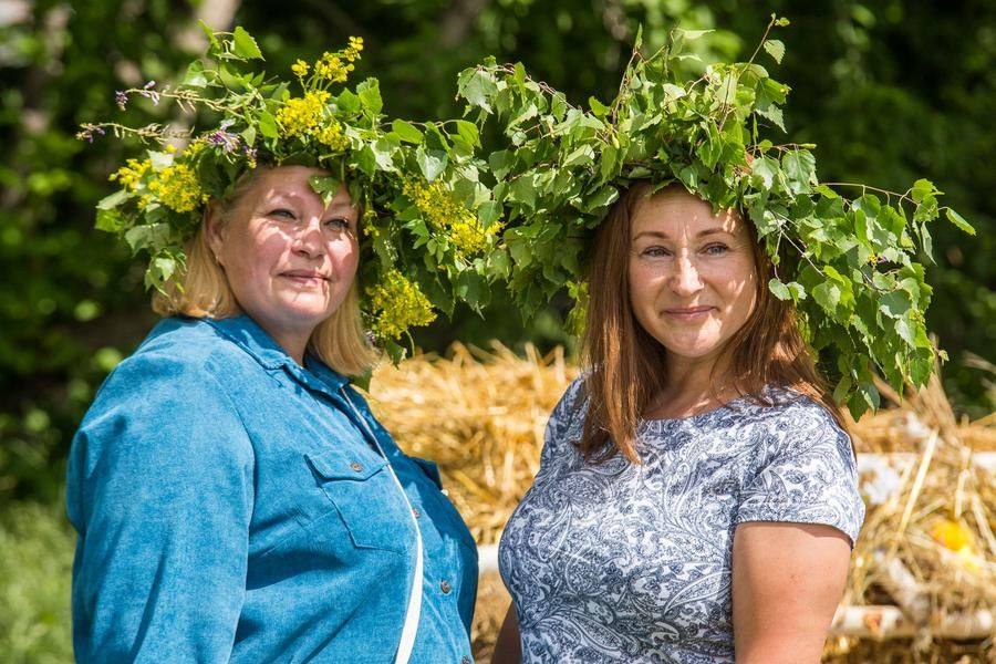 Those who know how to weave wreaths usually excel at embroidery and weaving too