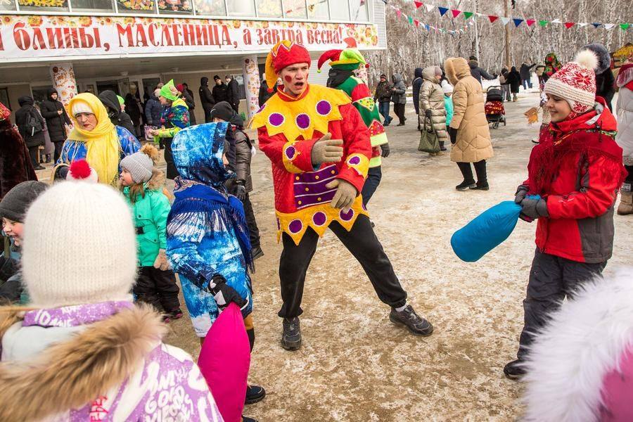 The jesters oversee the humorous “battles” and keep the mood light
