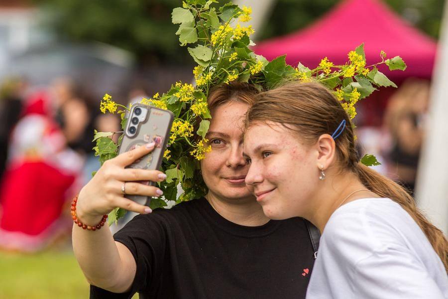 Even one wreath shared between two people can turn an ordinary photo into a fairy‑tale scene