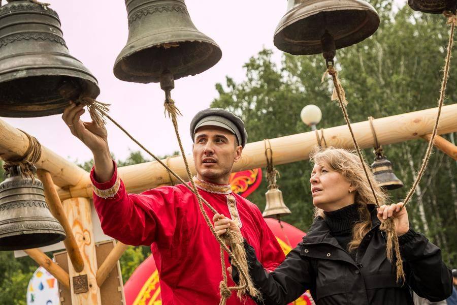 Short impromptu masterclasses on bell ringing are held spontaneously