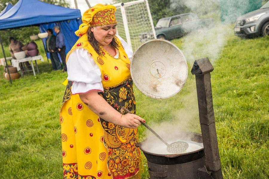 Moving on: Natalya Vishnyakova from Borovinka village is preparing… the Women’s Porridge
