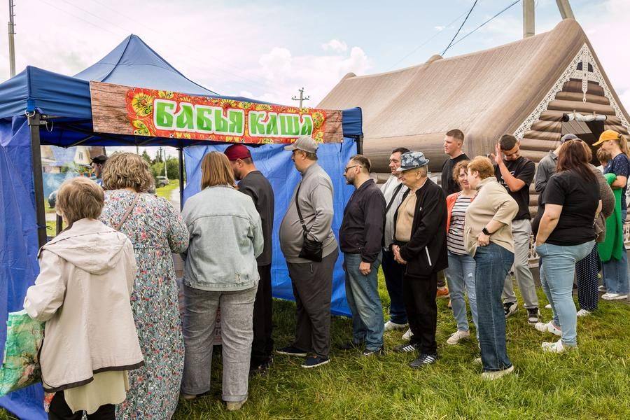 Hundreds of fans of folk cuisine gather to taste this unusual dish