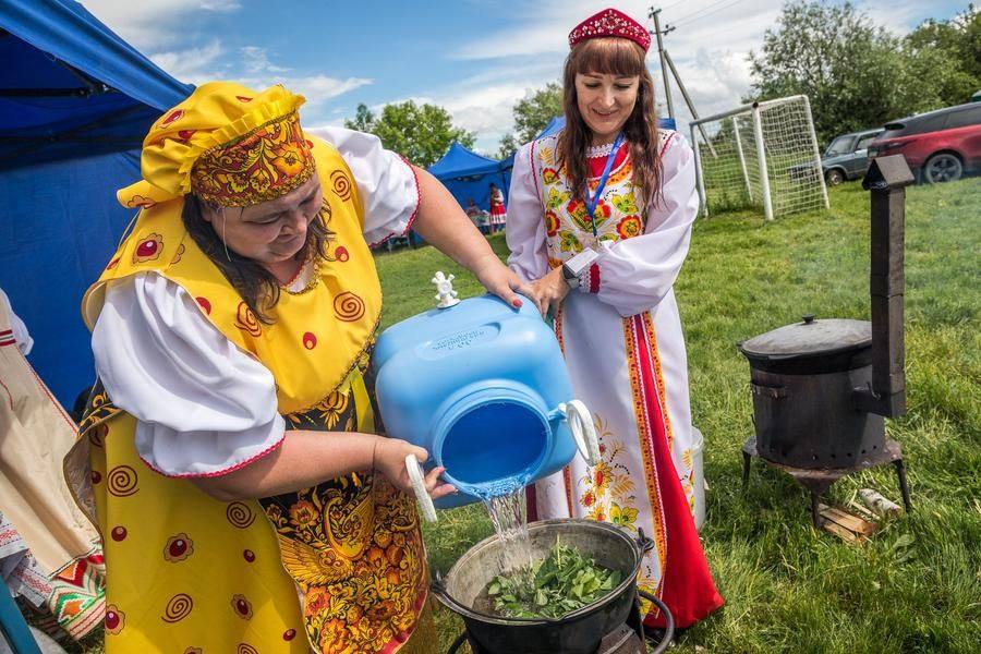 They’re also offered tea brewed from forest and meadow herbs, following old traditions