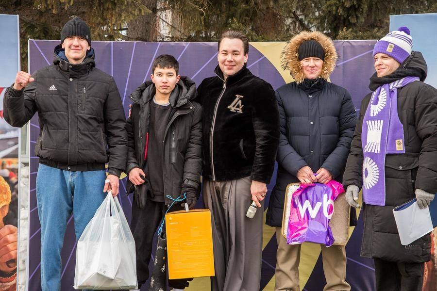 Alexander Usoltsev, Director of the local Cultural Center, presents the prizes to the young men