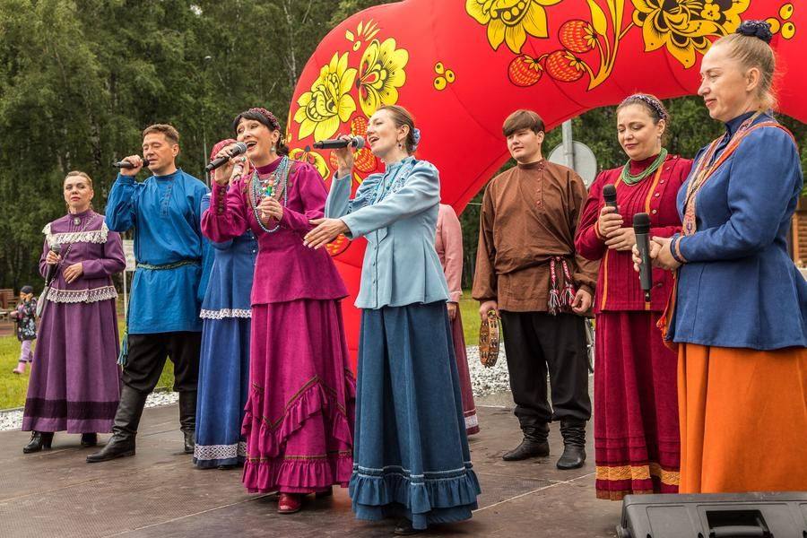 The headliner of the concert is the award‑winning “Rosstan” ensemble