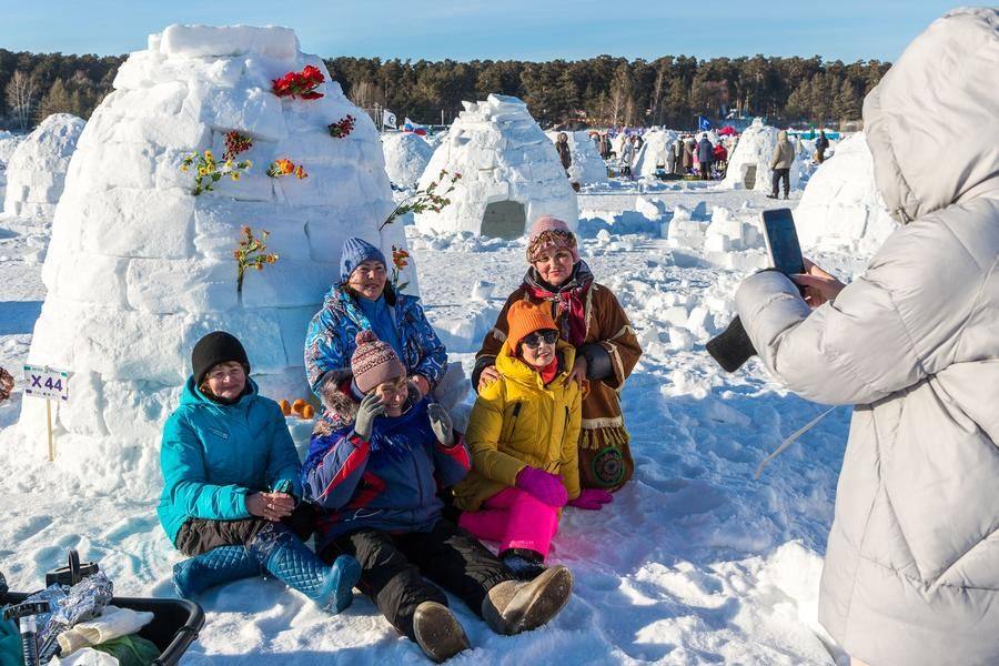 The friends managed to build a remarkably elegant igloo