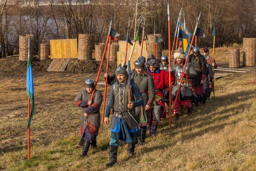 For now, the bright light lets you take in the Russian militia’s gear…