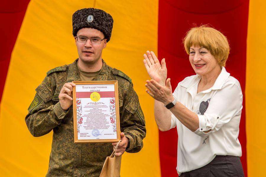 Now it’s time for letters of gratitude: Alla Maksimenko presents them to the participants