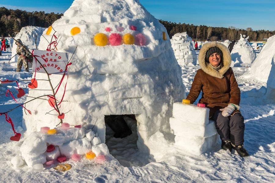 The cheerful owner of this tiny “studio,” just an hour’s drive from the subway, invites everyone to visit