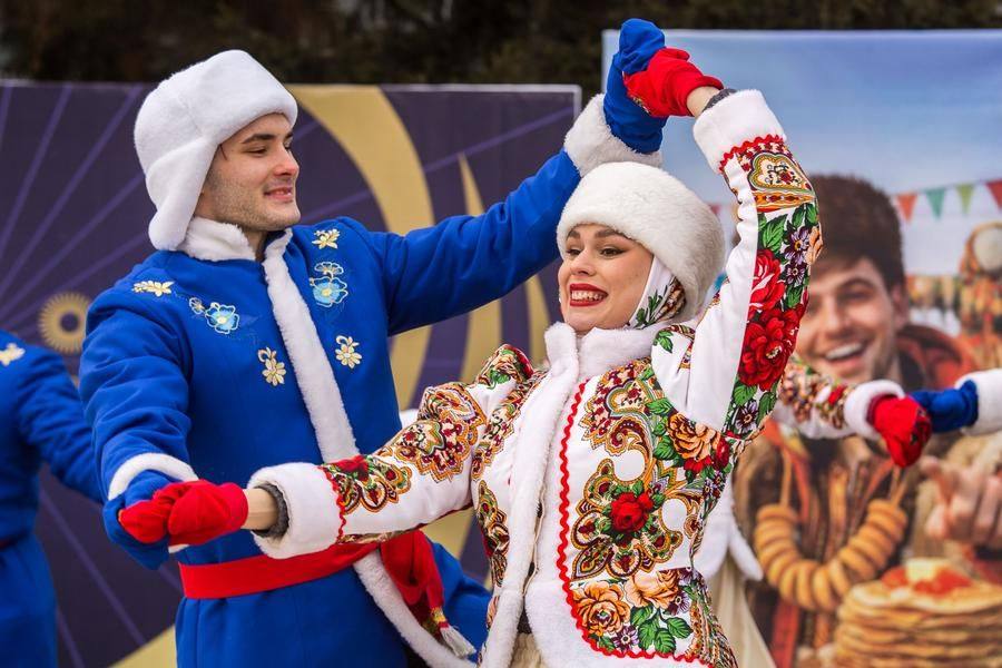 But when they pair up, the whole crowd freezes in awe