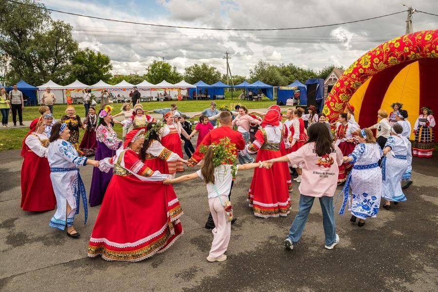 …the epilogue is another cheerful round dance