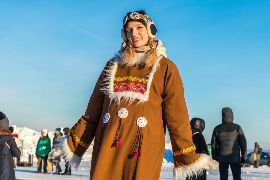 New arrivals are welcomed by girls in stylized costumes