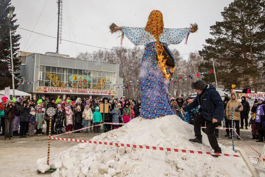 Now the whole crowd gathers around the Winter effigy