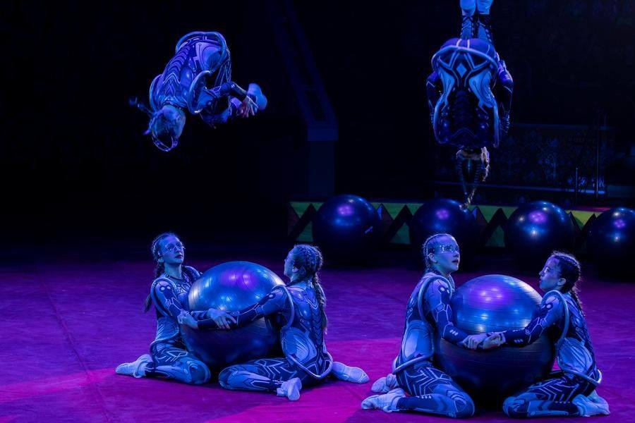 Planet‑shaped balls help visualize interstellar travel in a symbolic way