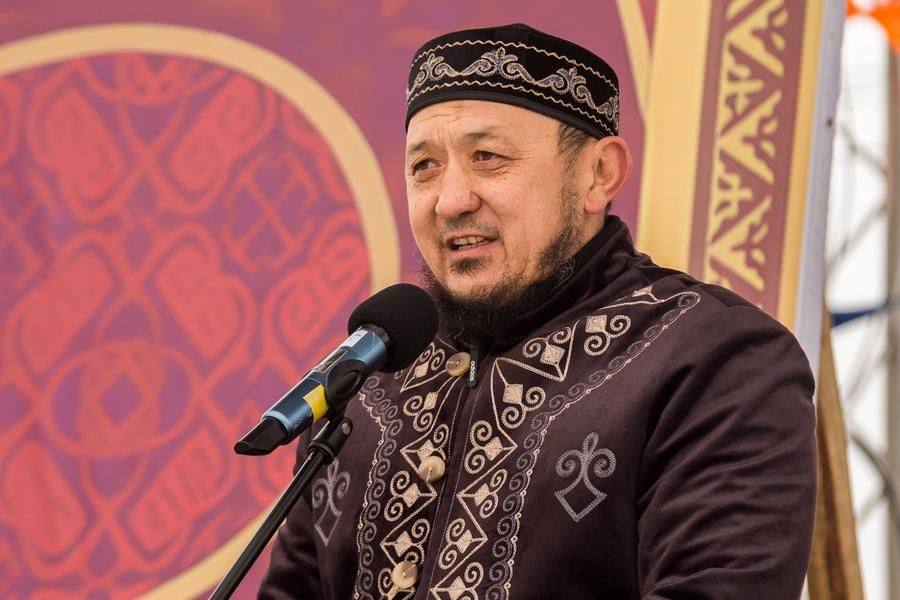 Yesbol Sagandykov, Deputy Mufti of the Spiritual Administration of Muslims of Omsk and the Region, offers his blessings to