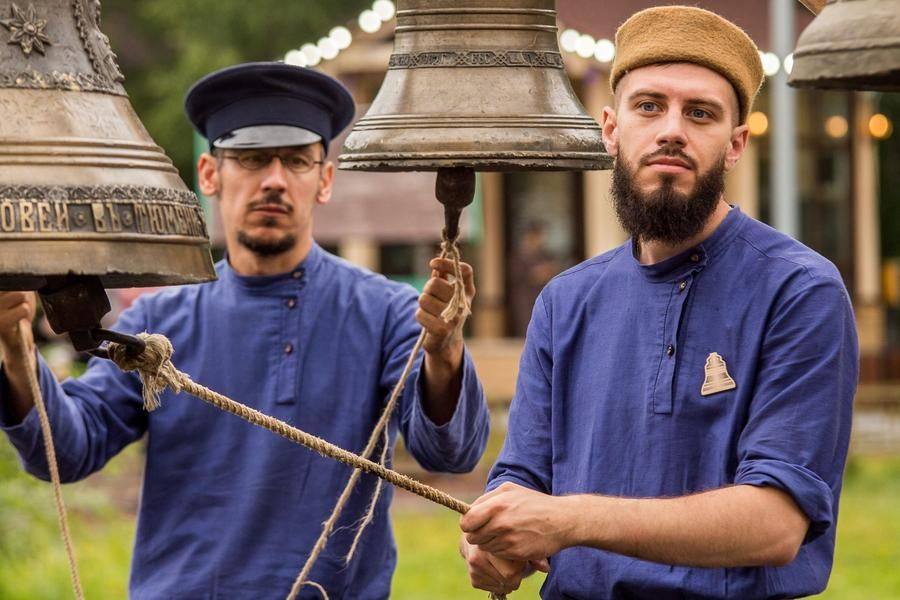 Finally, the reenactors invite everyone to come closer