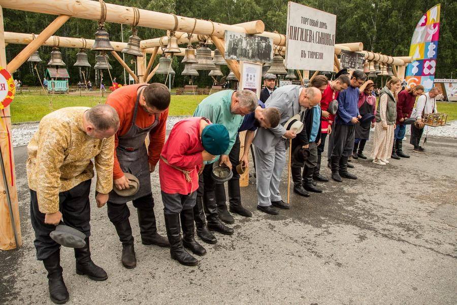The enthusiasts from the Siberian Center for Bell Art step forward for a bow