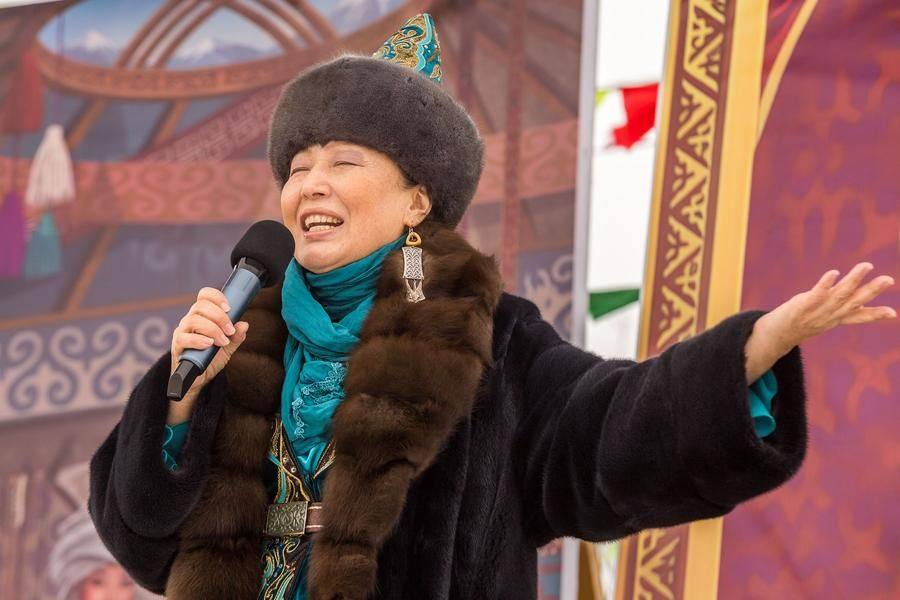 Altynai Zhunusova, head of the “Moldir” center and a native of Omsk, came to celebrate with her friends