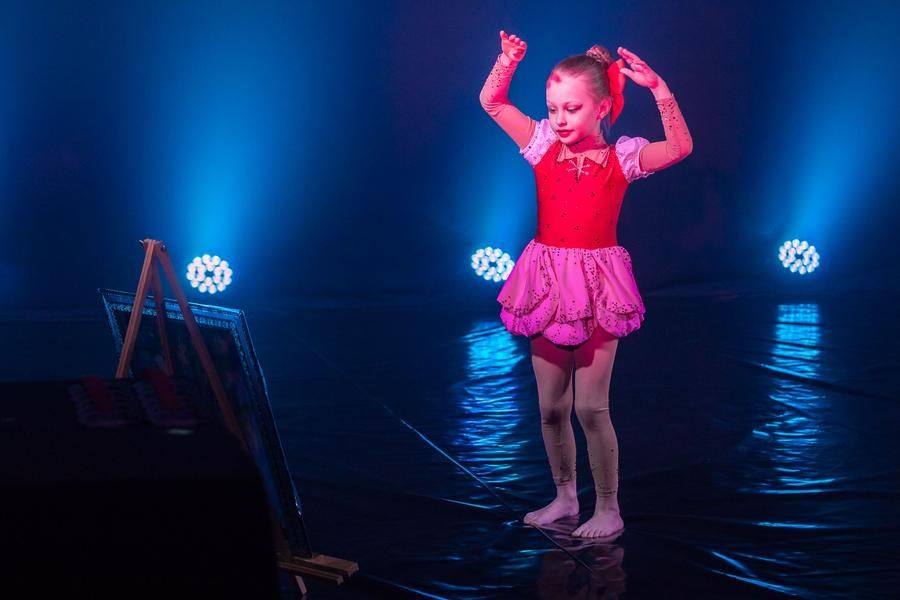 On stage — Yana Mikhaleva, a student of the “Up” circus studio from Krasnoyarsk