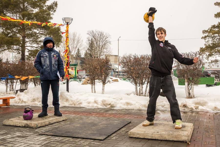 The Nowruz rules are simple: the winner is the one with the most kettlebell lifts