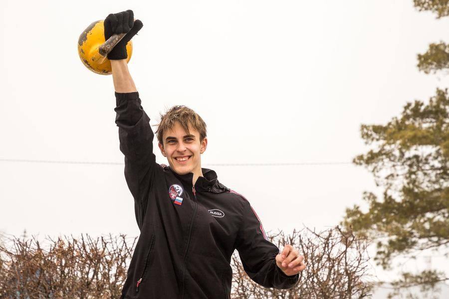 A young man effortlessly hits the 100‑lift mark, all with a smile on his face