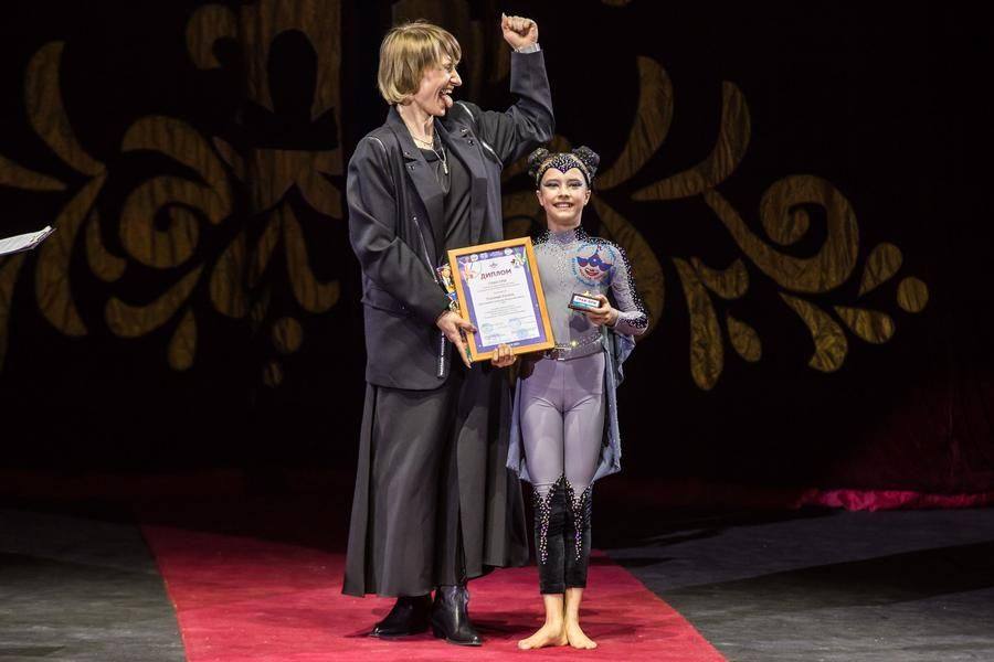 In her age category (7–10 years), the performer takes home the Grand Prix!