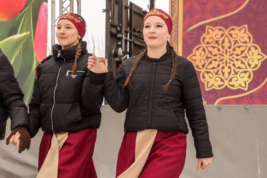 It’s quite slippery near the stage, but the young dancers aren’t stopped by any difficulty