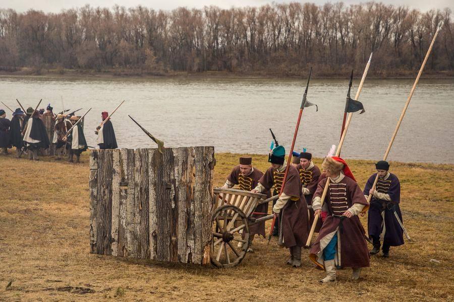 The Polish forces launch their attack: the Russians’ tactic is to hold the fortifications