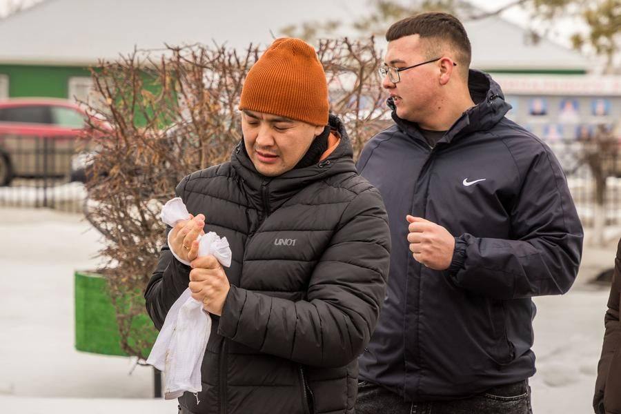 Before their attempts, the men wrap their wrists with cloth for protection