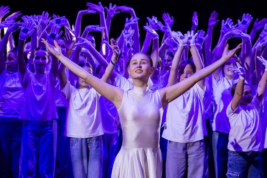 The “Coda” performance neatly ties together the work of acrobats, gymnasts, and jugglers