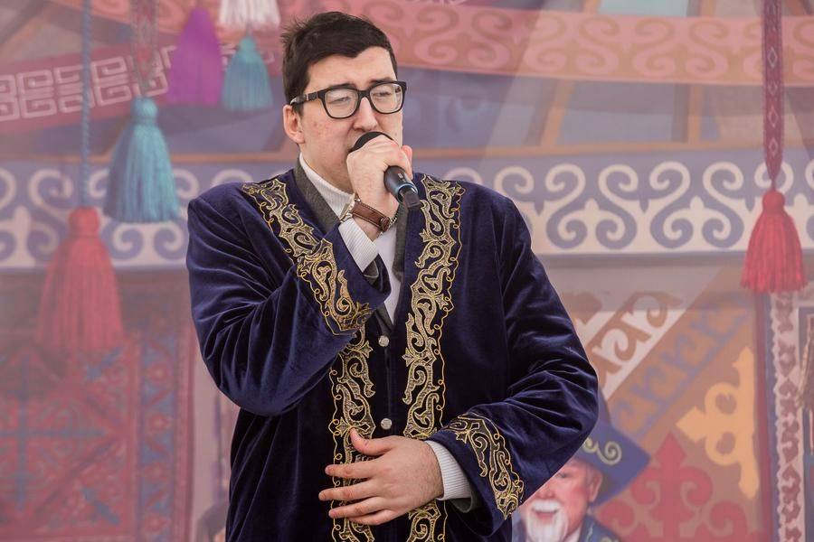 Akyn Suyunduk Zhumakov presents his original composition and a taste of modern pop