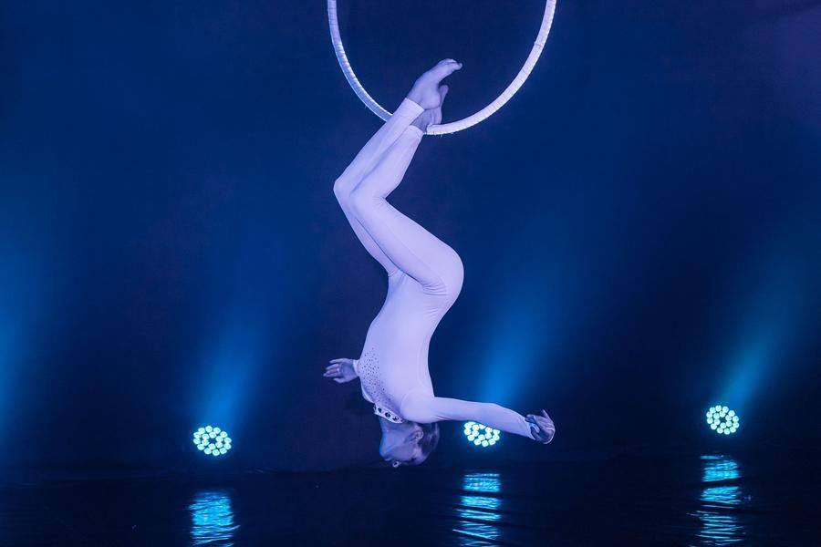 The flight ends with a one‑heel hang — a top‑tier element