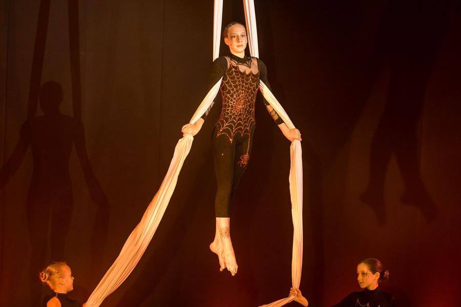 Next up, Polina Tolstokulakova soars into the air — again from Omsk, again from the “Likodemia” studio