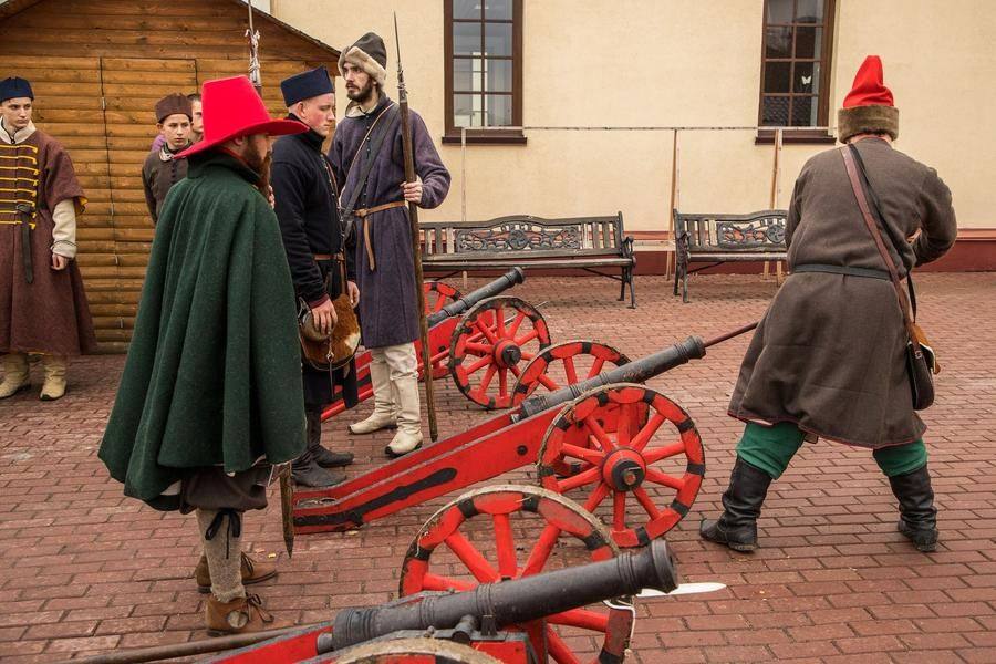 Loading a cannon takes a three‑person crew