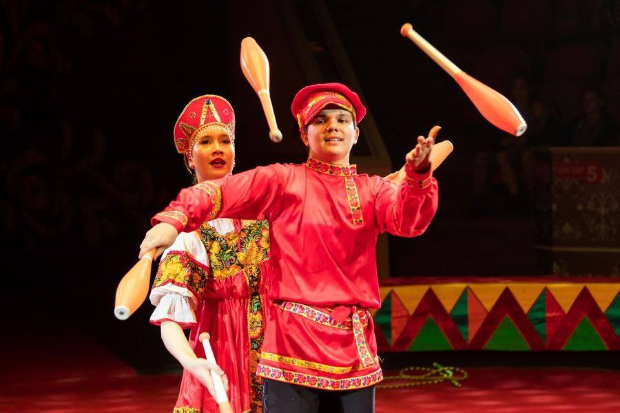 Both are trainees at the exemplary “Rainbow” circus studio