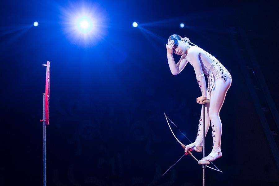 The most difficult part of the acrobatic study will be performed blindfolded