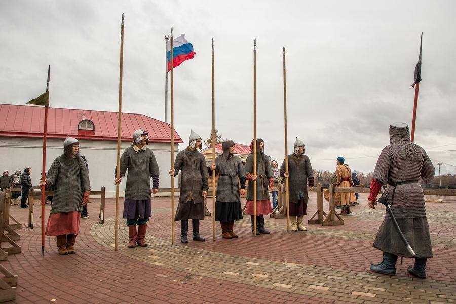 The central area is dedicated to drill and pikemen’s combat