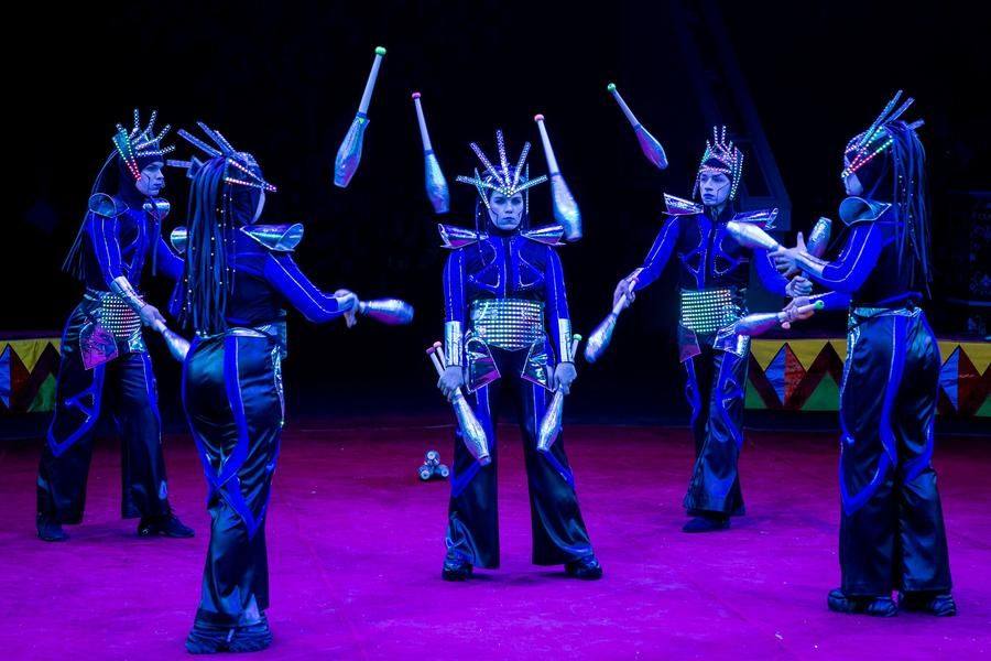 The jugglers from “Circus Time” (Krasnoyarsk) are happy to help with that