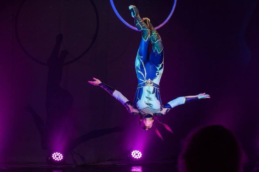 On the ring is Alisa Andrusenko, a coach from the “Gravity” studio in Novosibirsk