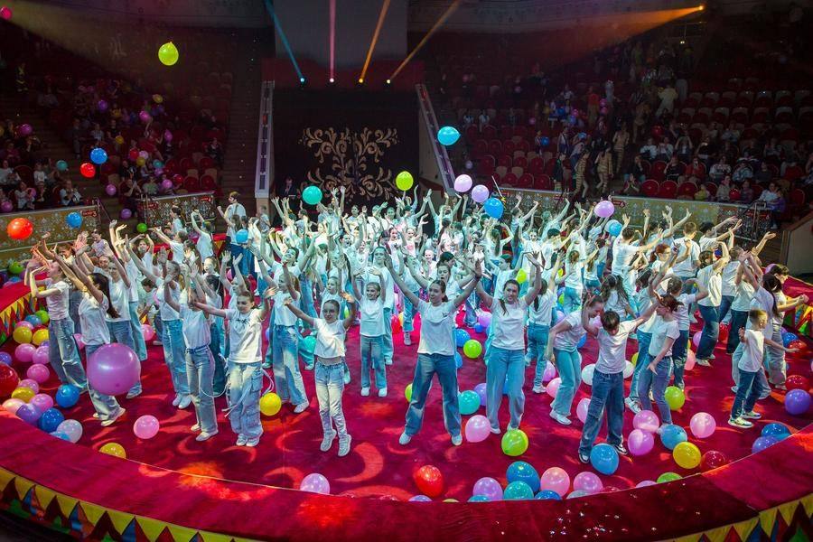 The evening’s final chord is a balloon flash mob with audience participation